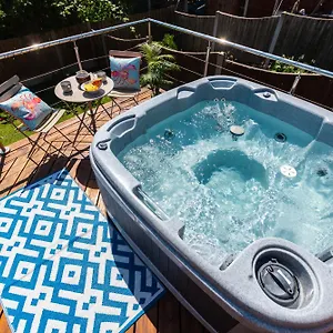  Apartment House Hot Tub Getaway United Kingdom